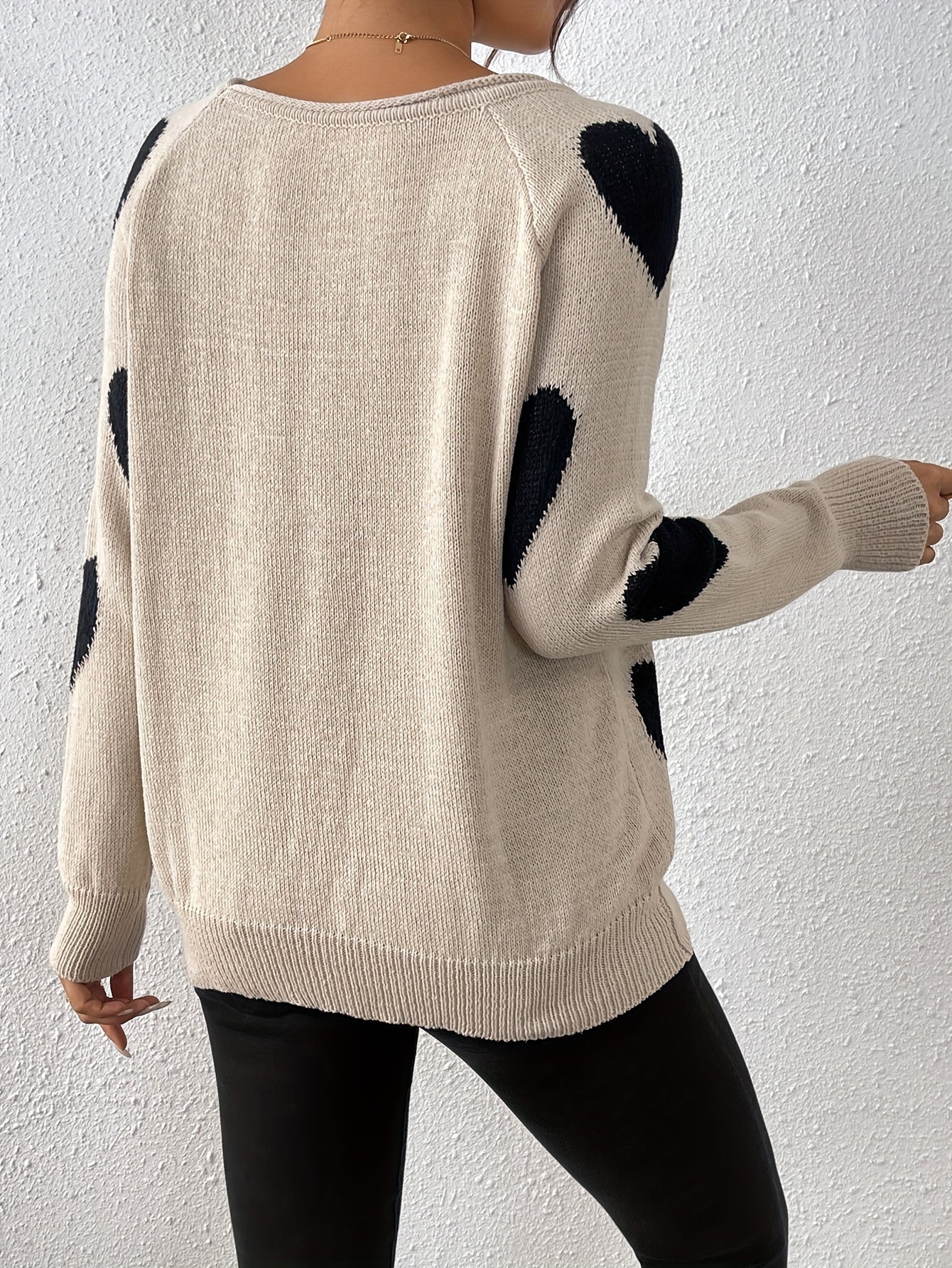 Comfortable Sweater with Lovable Heart Pattern – Romantic Style for Cozy Moments