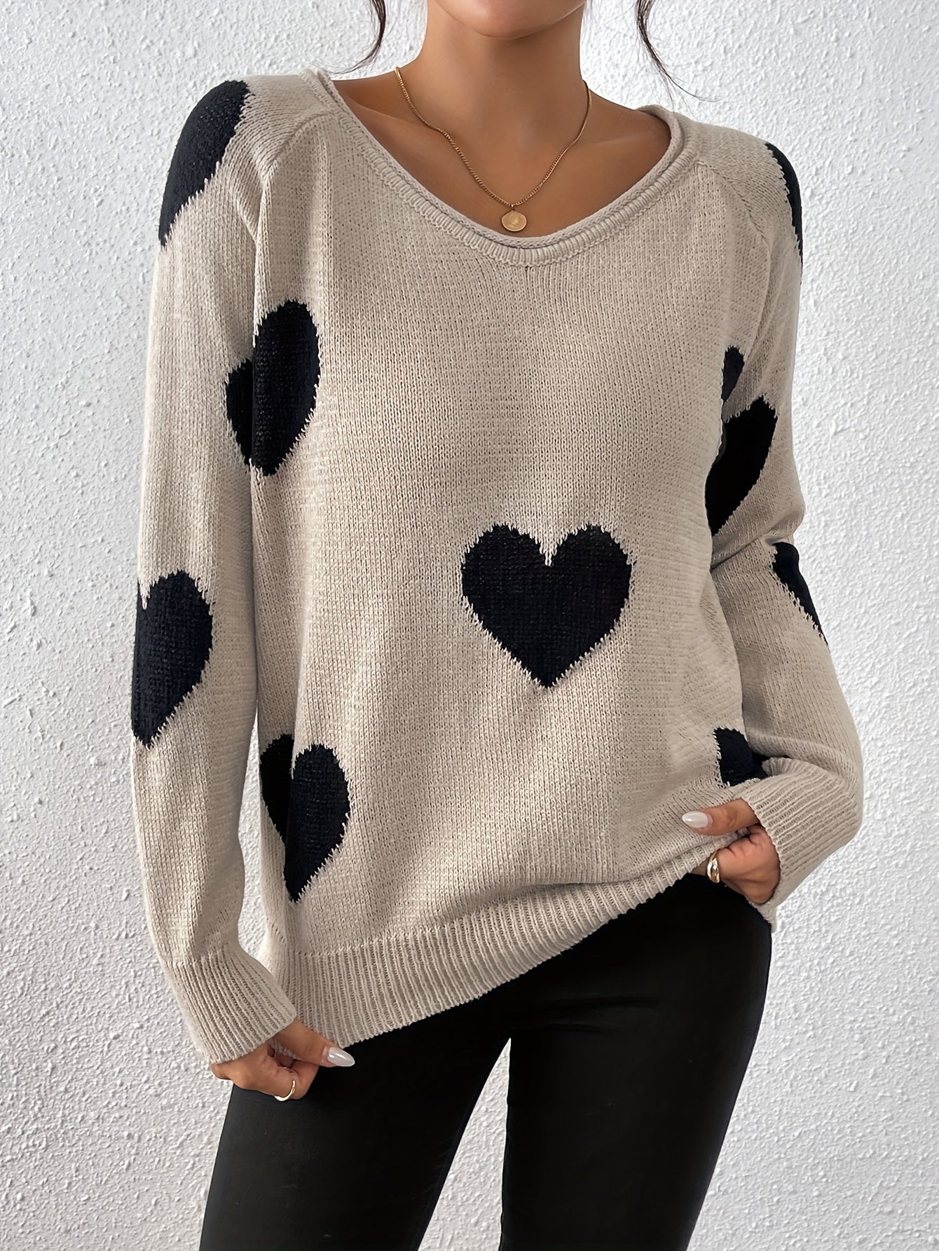 Comfortable Sweater with Lovable Heart Pattern – Romantic Style for Cozy Moments
