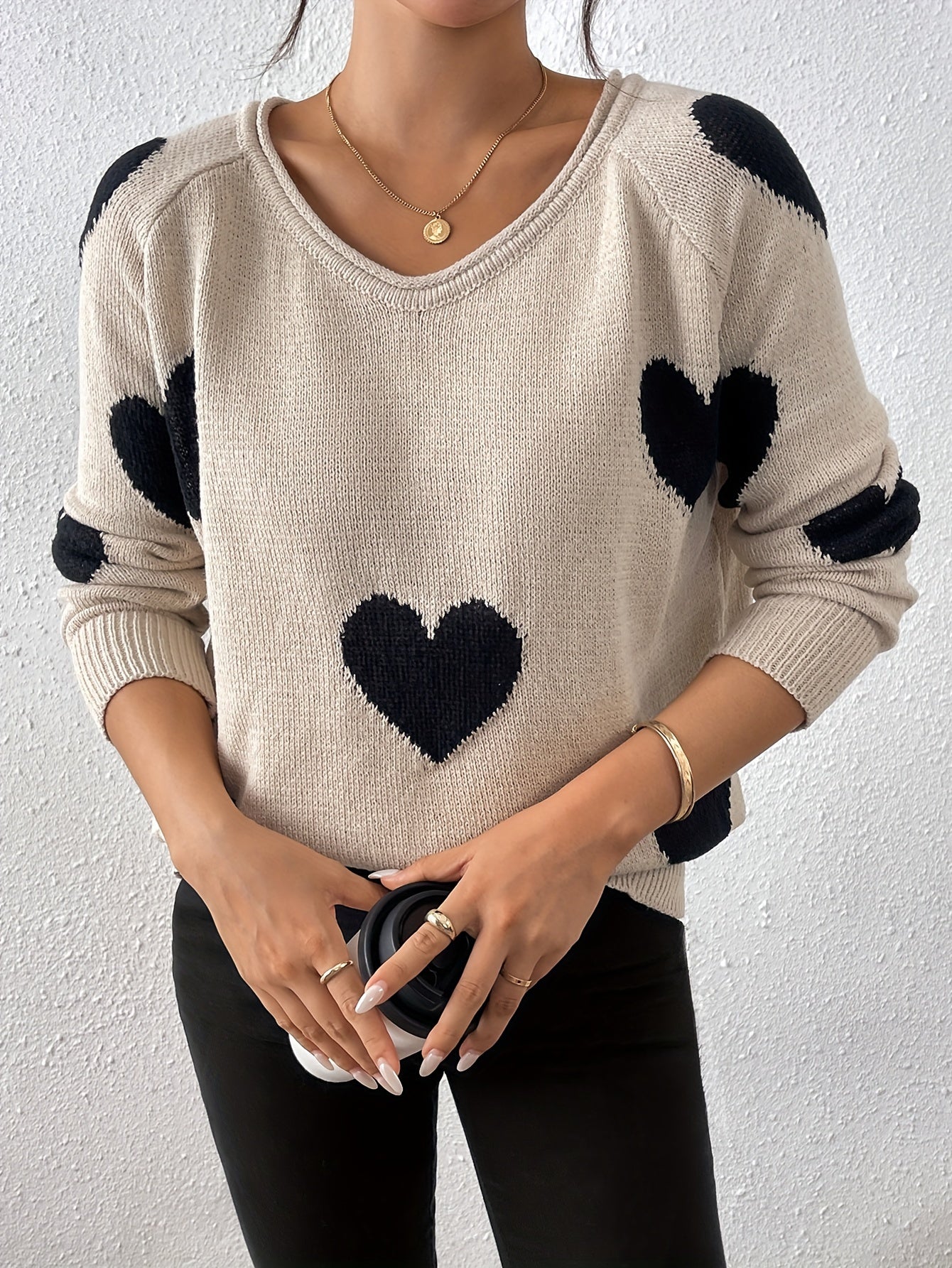 Comfortable Sweater with Lovable Heart Pattern – Romantic Style for Cozy Moments