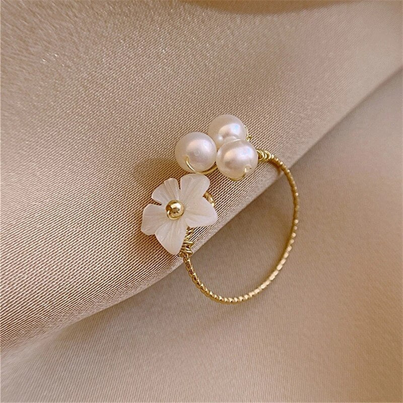 Elegant gold ring with adjustable pearl and flower motifs