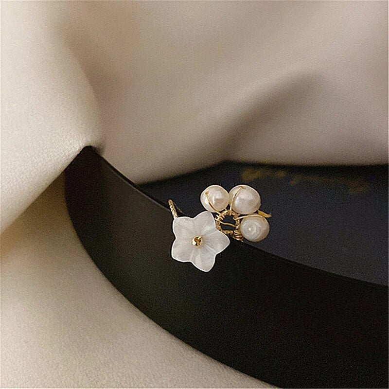 Elegant gold ring with adjustable pearl and flower motifs