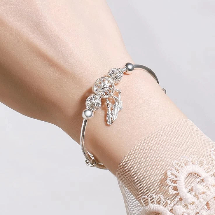 Elegant adjustable bracelet with three delicate leaf pendants made of high-quality 925 sterling silver