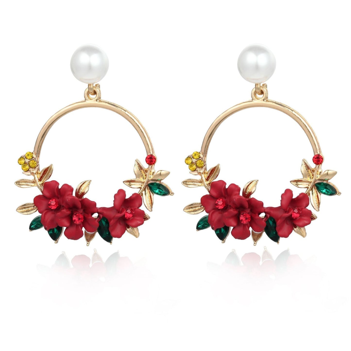 Elegant gold earrings with flower and pearl details