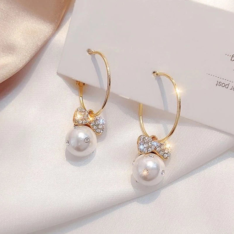 Stunning Gold Earrings Adorned with Radiant Pearls