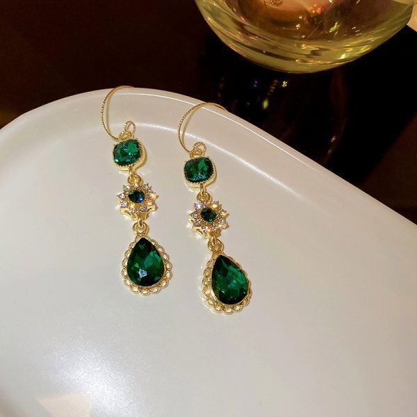 Chic Vintage Green Crystal Earrings for a Timeless Look