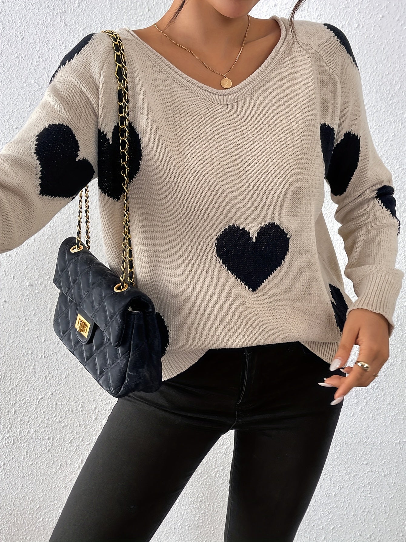 Comfortable Sweater with Lovable Heart Pattern – Romantic Style for Cozy Moments