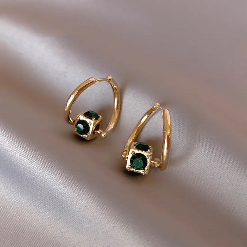 Stunning Emerald Green Gold Earrings for a Touch of Elegance
