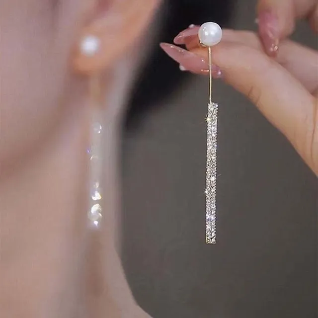 Charming, shimmering pearl earrings in an elegant design
