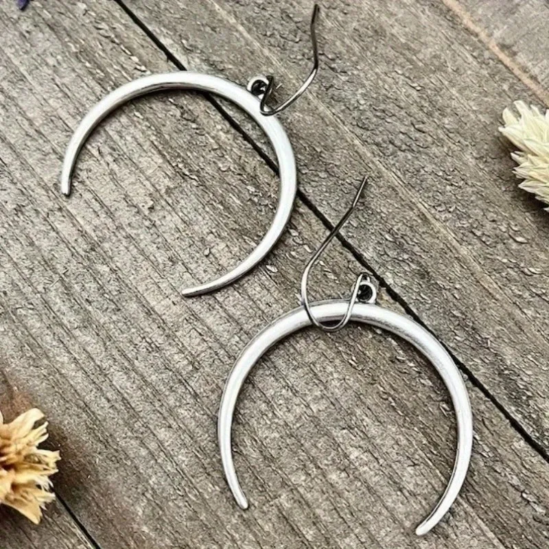 Chic Vintage Crescent Moon Earrings Crafted in Luxurious Gold and Silver