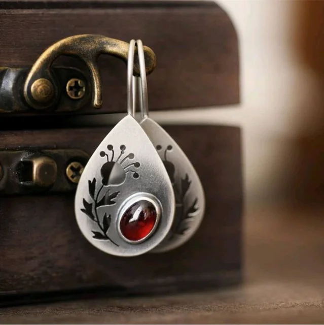 Stunning Vintage-Style Earrings Adorned with Radiant Red Crystal Drops