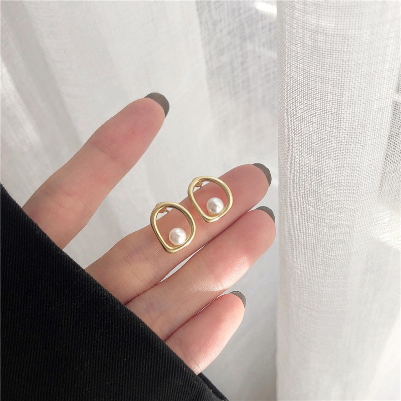 Sophisticated Gold Wave Earrings Adorned with a Dazzling Pearl