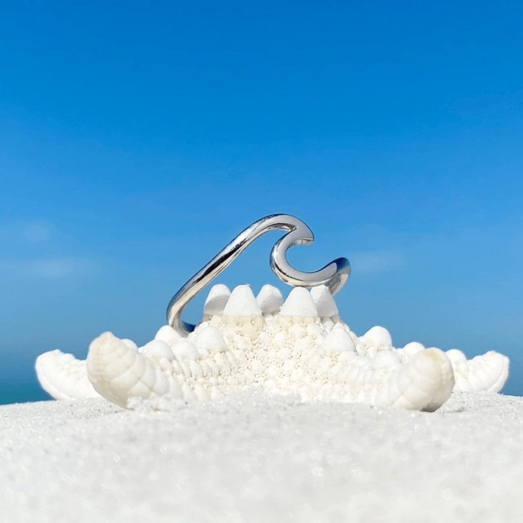 Elegant silver ring with wave pattern – inspired by the gentle currents of the sea