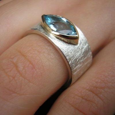 Elegant droplet ring with sparkling blue crystal inlays