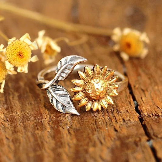 Elegant gold ring with adjustable sunflower design