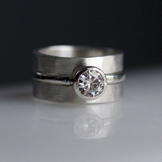 Elegant silver ring with vintage zirconia for timeless glamour