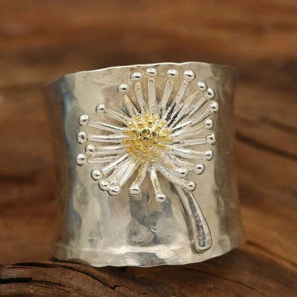 Fascinating band ring with blooming daisy design