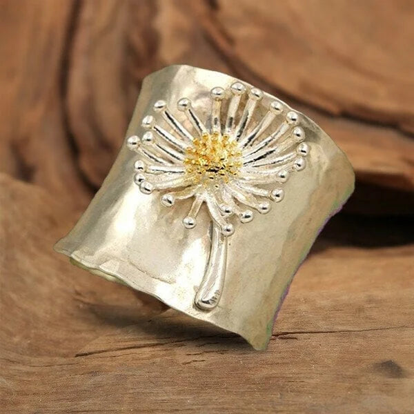 Fascinating band ring with blooming daisy design