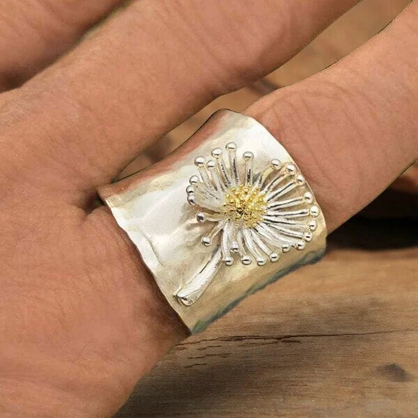 Fascinating band ring with blooming daisy design