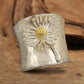 Fascinating band ring with blooming daisy design