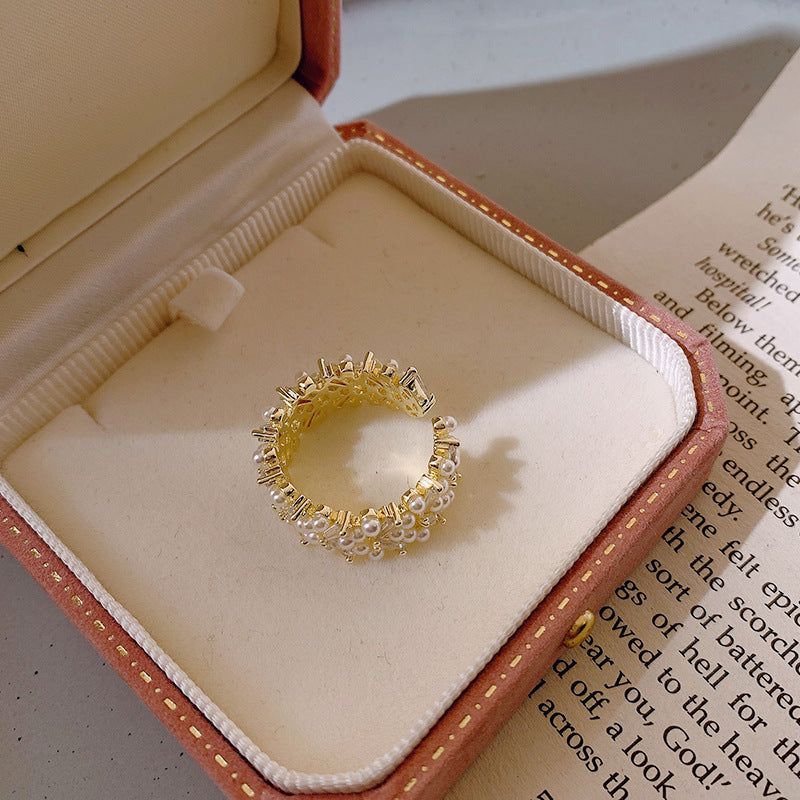 Elegant gold ring with radiant pearls