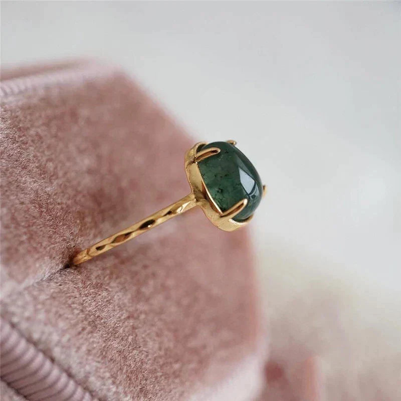 Elegant luxury ring with green water droplet in gold