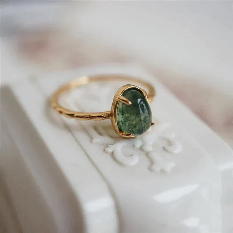 Elegant luxury ring with green water droplet in gold