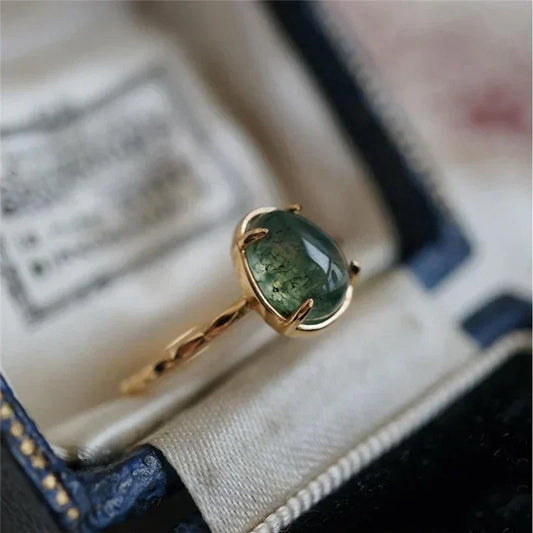 Elegant luxury ring with green water droplet in gold