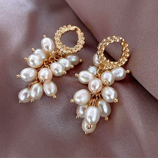 Sophisticated Pearl Earrings Adorned with Exquisite Gold Links for a Luxurious Finish