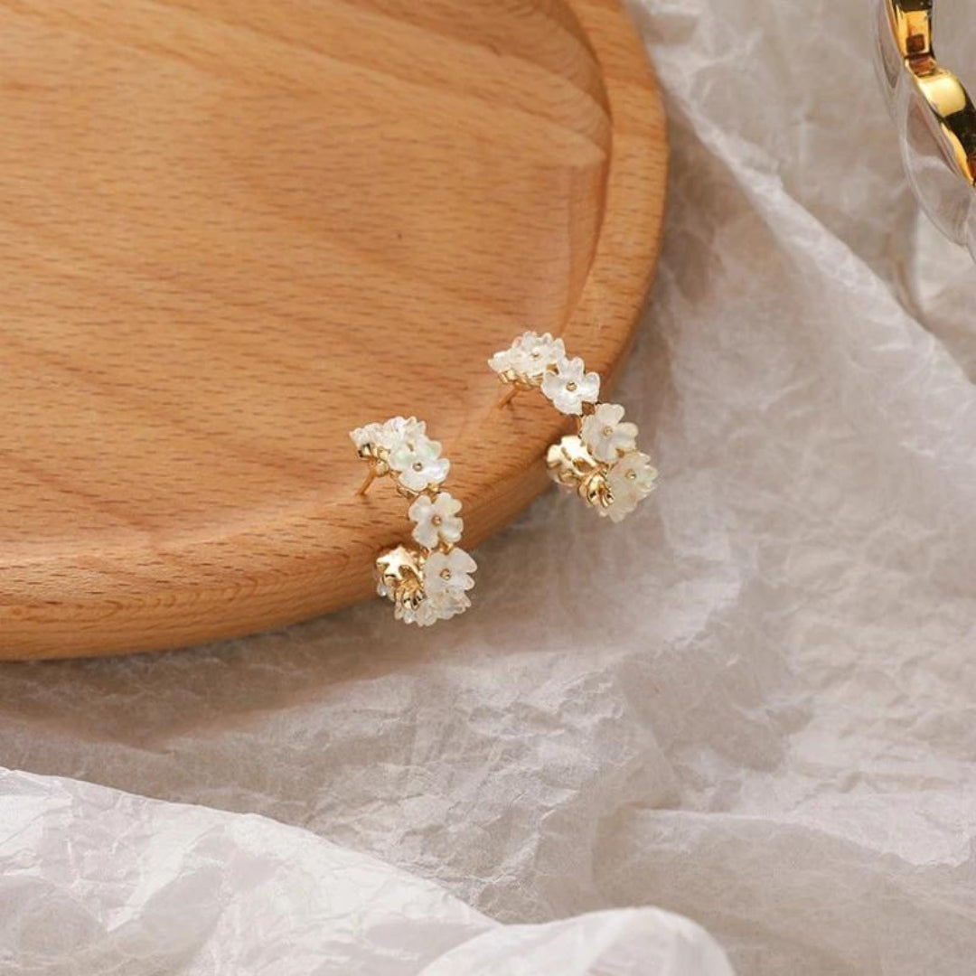 Charming Daisy Design Gold Earrings for a Touch of Elegance