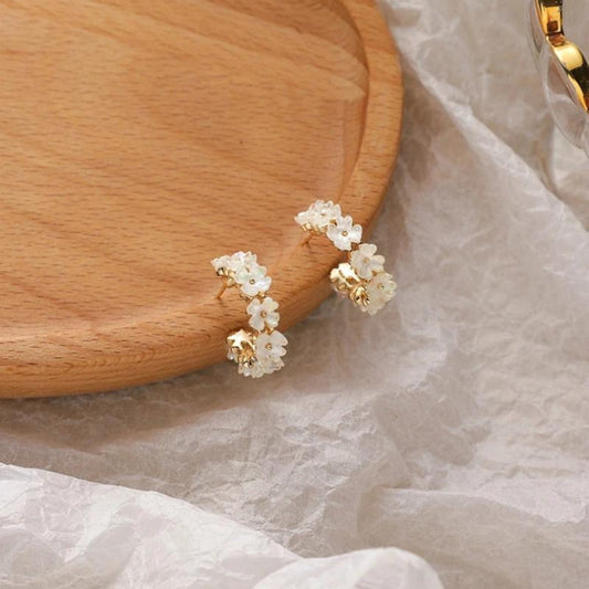 Charming Daisy Design Gold Earrings for a Touch of Elegance