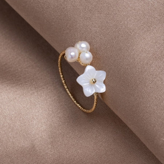 Elegant gold ring with adjustable pearl and flower motifs