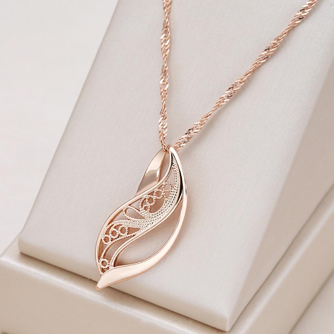 Graceful gold necklace with harmonious design