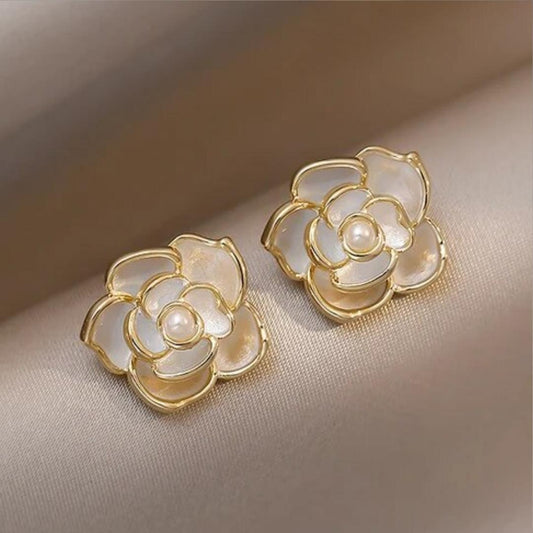 Stylish white flower earrings with radiant pearls