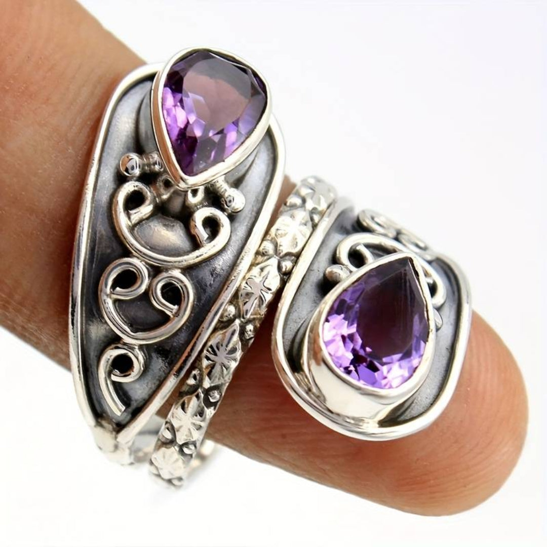 Elegant vintage ring with purple, silver-plated crystals