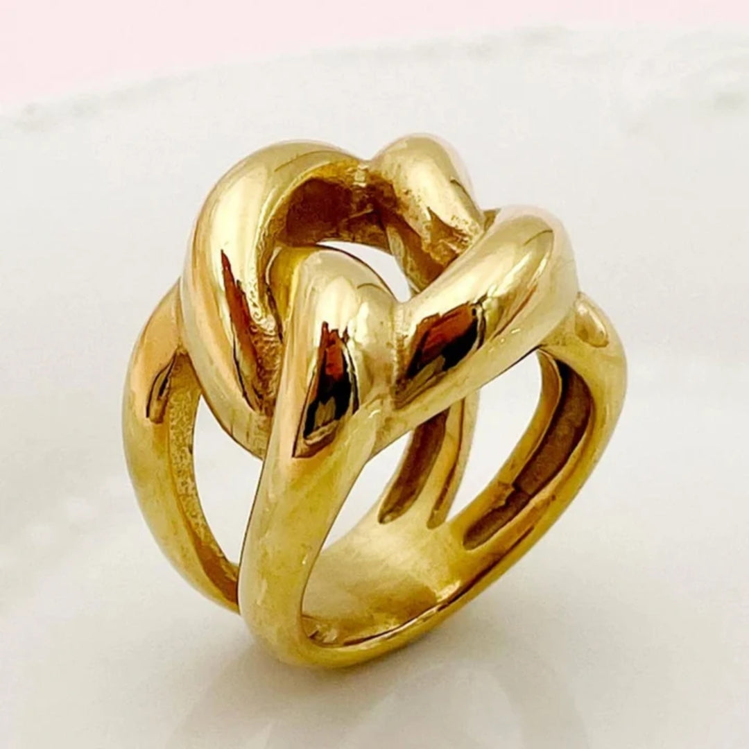 Elegant Vintage Ring with Golden Knot Details