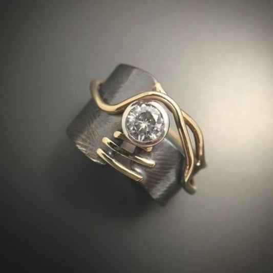 Elegant Vintage Ring in Dark with Sparkling Zirconia Stones