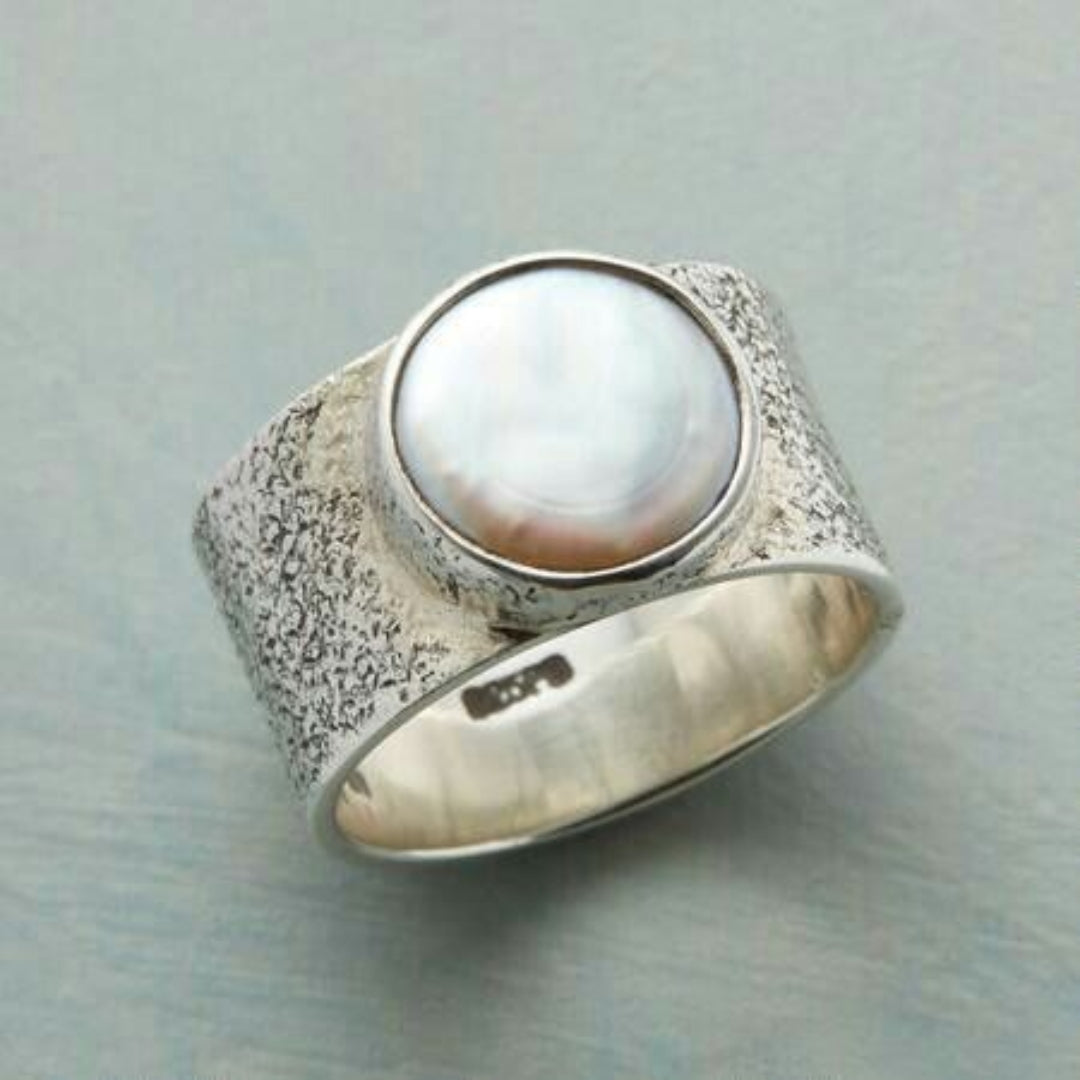 Elegant Vintage Silver Ring with Shining White Pearl