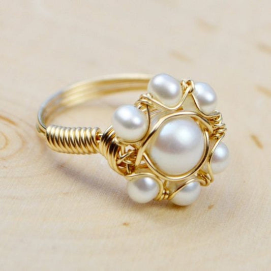 Elegant Vintage Ring with Inlay Pearls in Gold