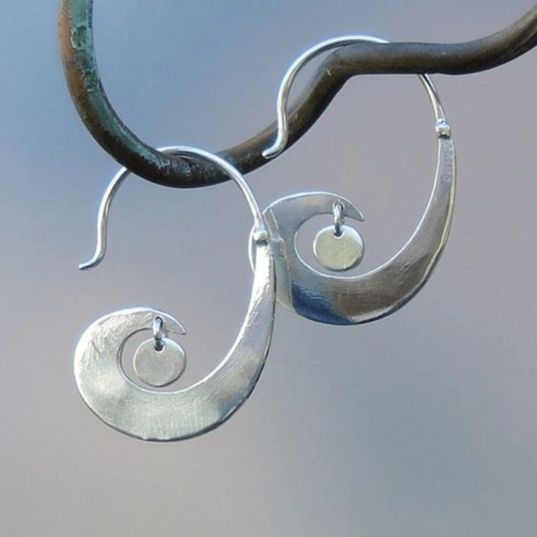 Chic Silver Vintage Wave Earrings for a Timeless Look