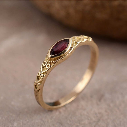 Elegant Vintage Ring in Gold with Radiant Red Crystal