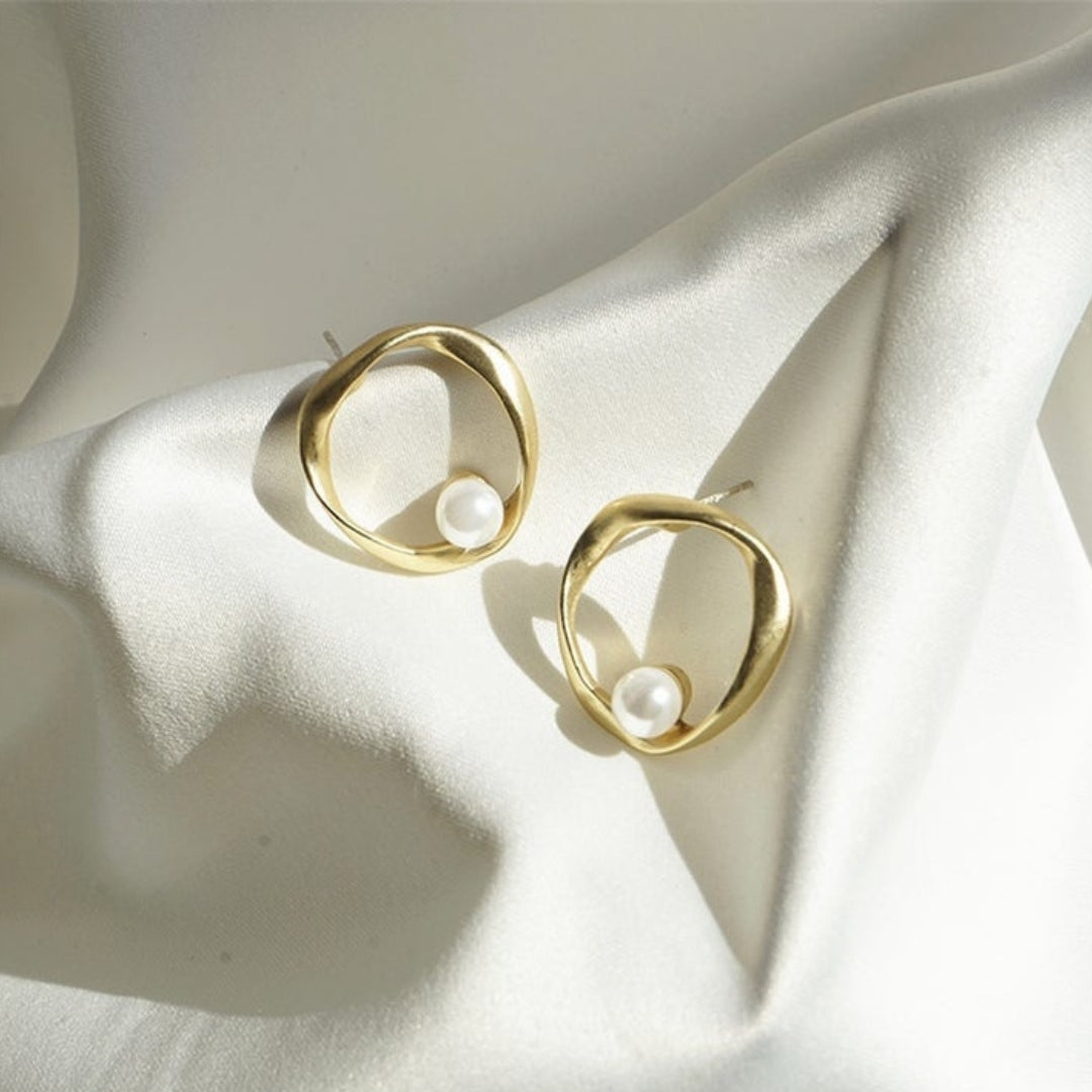 Sophisticated Gold Wave Earrings Adorned with a Dazzling Pearl