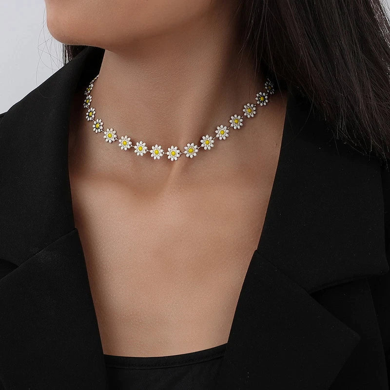 Elegant Gold Necklace with Daisy Design