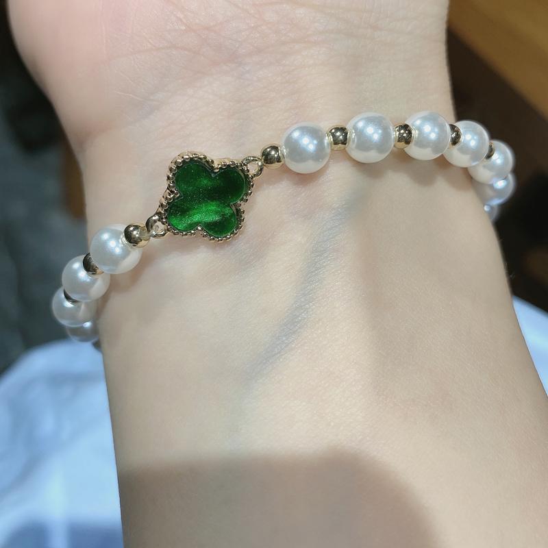 Elegant Emerald Clover Leaf Pearl Bracelet