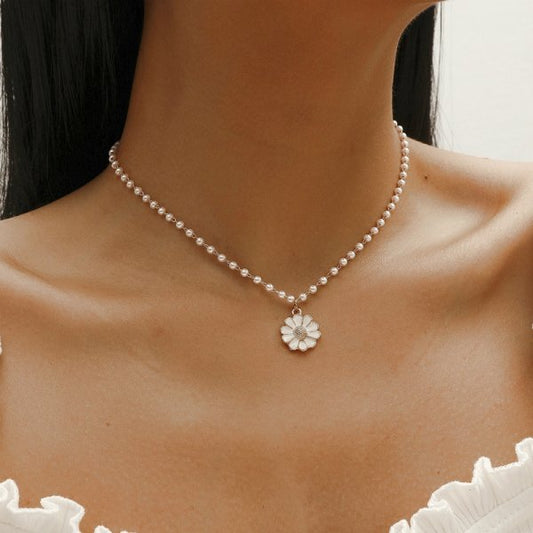 Pearl jewelry with charming daisy pendants