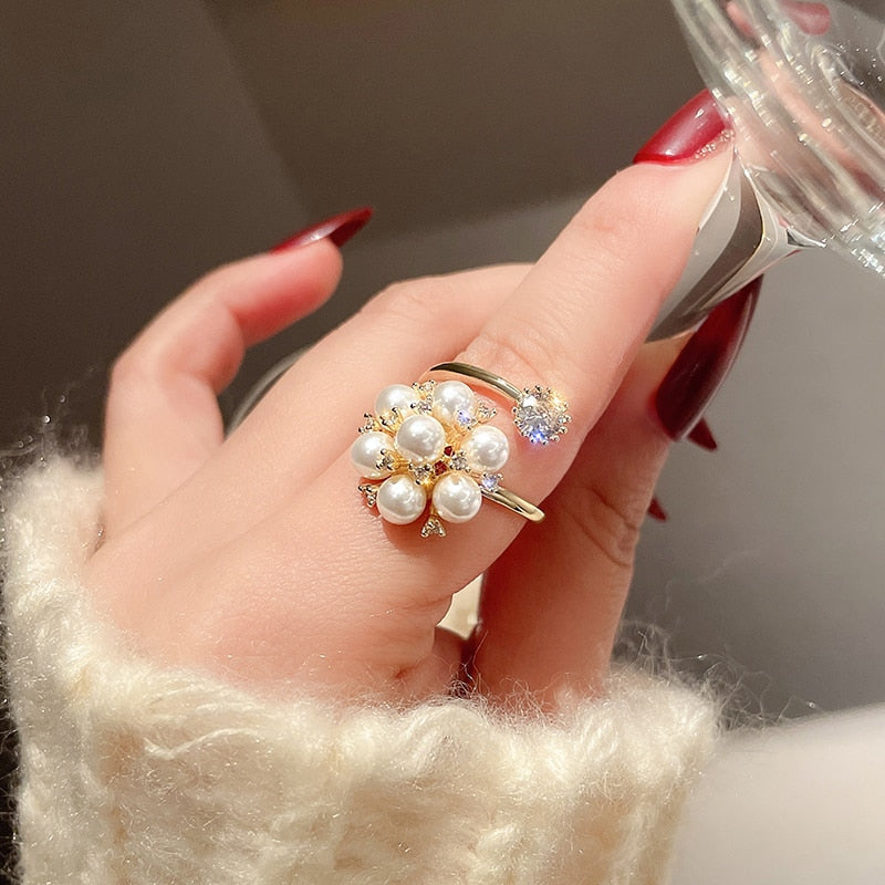 Adjustable, magical ring with sparkling pearls