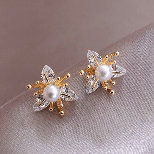 Fascinating flower earrings made of sparkling crystals and fine pearls