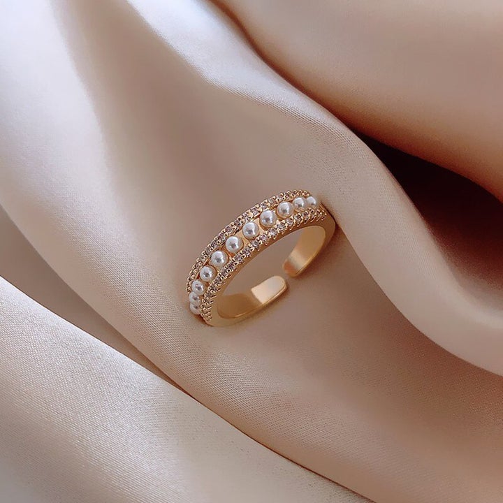 Elegant gold and pearl ring for a touch of luxury