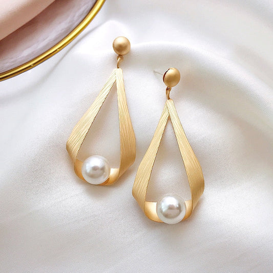 Sparkling crystal earrings with elegant round pearls