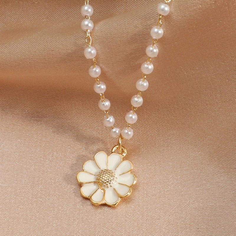 Pearl jewelry with charming daisy pendants