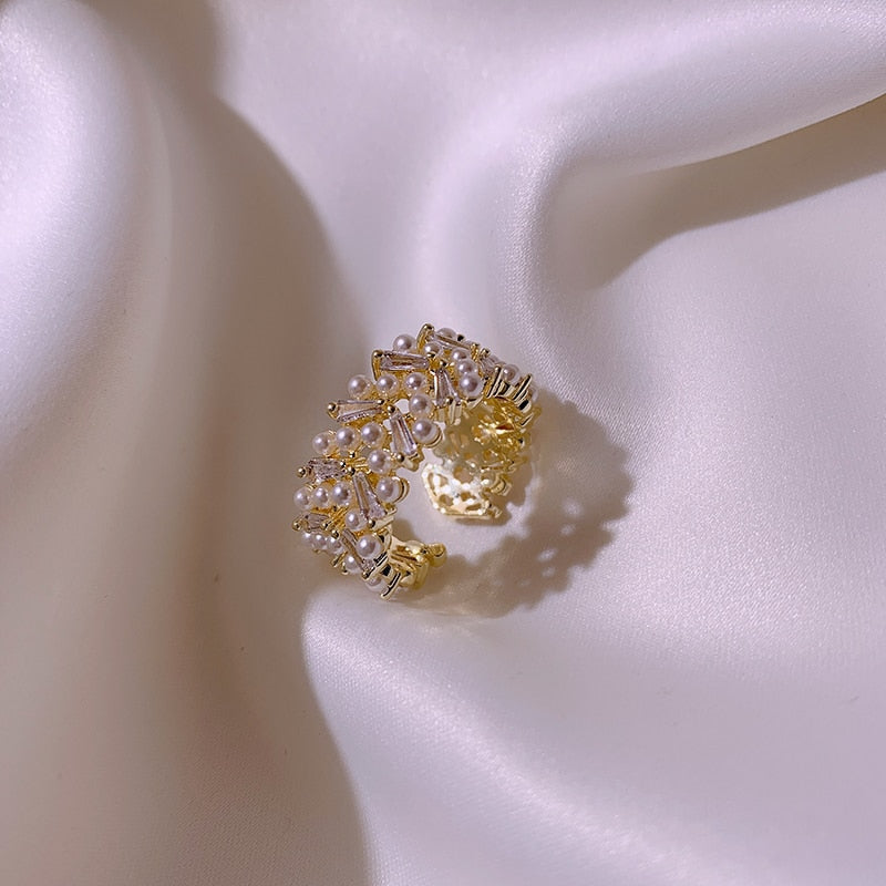 Elegant gold ring with radiant pearls